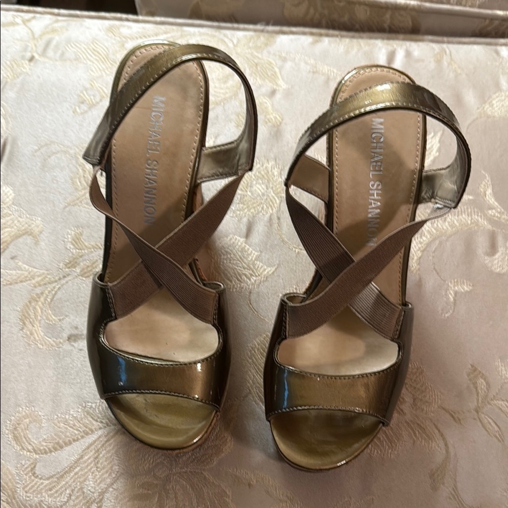 Michael Shannon Metallic Gold Wedges - Picture 2 of 7